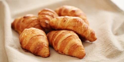 fresh-french-croissants-tablecloth_144627-4419