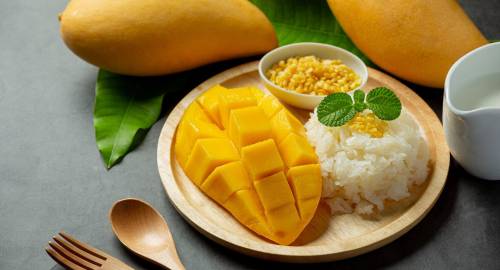 fresh-ripe-mango-sticky-rice-with-coconut-milk-dark-surface_1150-41925