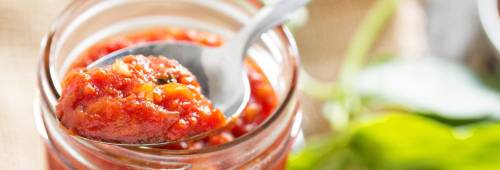pizza-sauce-jar-selective-focus_661915-542